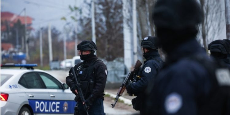 EKSKLUZIVE: Serbët sulmojnë Policinë e Kosovës në veri, dyshohet për paktën një polic të lënduar, thyhen disa vetura dhe dëgjohen disa shpërthime