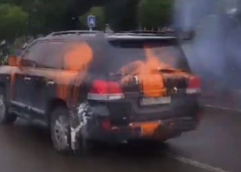Vetura e ministrit Elbert Krasniqi sulmohet me ngjyrë nga protestuesit në Veri