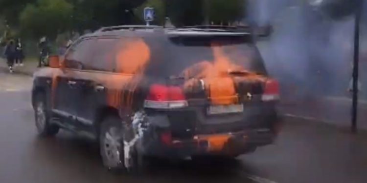 Vetura e ministrit Elbert Krasniqi sulmohet me ngjyrë nga protestuesit në Veri