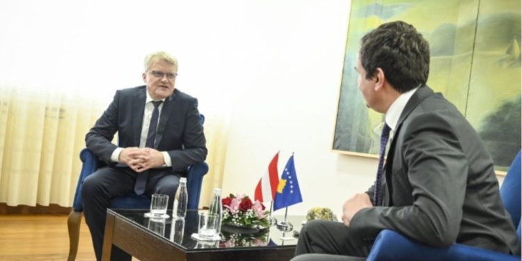 Kryetari i Komunës së Linzit letër Kurtit, e quan “agresion” kidnapimin e policëve, i jep mbështetje për zgjedhjet dhe sundim të ligjit në Veri
