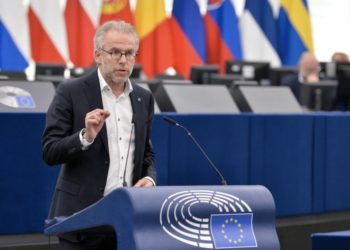Eurodeputeti Reuten i reagon Lajçakut: Pse po i bëhet thirrje vetëm Kosovës?