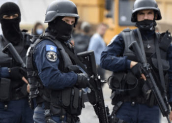 Policia kontrollon një veturë që dyshohet se kaloi ilegalisht kufirin në veri