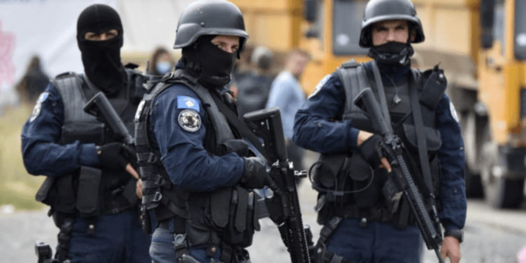 Policia kontrollon një veturë që dyshohet se kaloi ilegalisht kufirin në veri