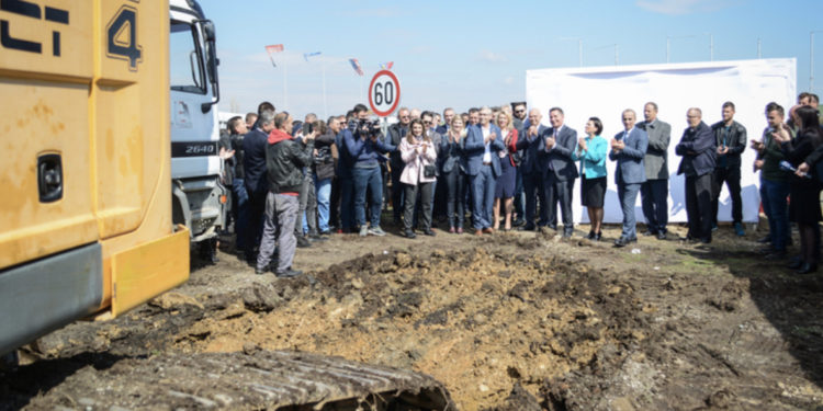 Kurti thërret operatorët që edhe natën të vazhdojnë punimet në rrugën në drejtim të Mitrovicës