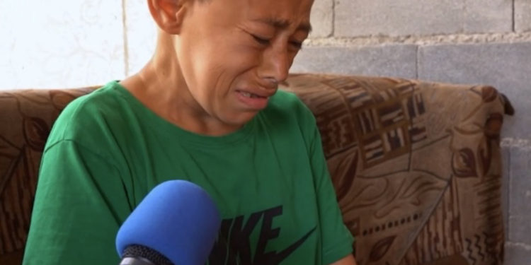 Aliu nga Mitrovica nuk mund të ndal lotët kur rrëfen detajet se si u rrah nga një person