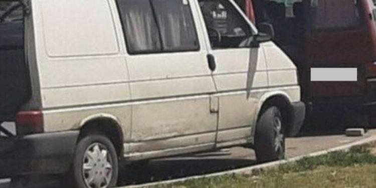 Shoferët e furgonëve në Mitrovicë kapen për udhëtarë, kërcënohet dhe sulmohet 36-vjeçari