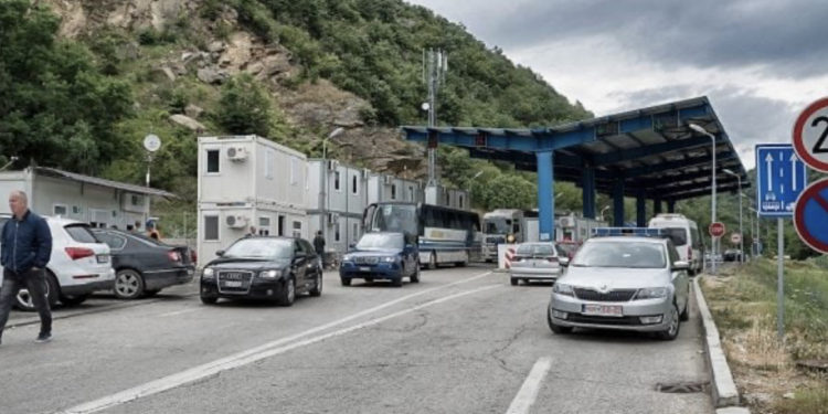 Mërgimtarët pritën pesë orë dje për të hyrë në Kosovë, si është gjendja sot nëpër pika kufitare
