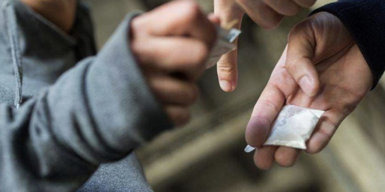 Në mungesë të parave, ia mbajti peng telefonin – Policia bastis banesën e dillerit  të drogës në Mitrovicë