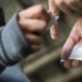 Në mungesë të parave, ia mbajti peng telefonin – Policia bastis banesën e dillerit  të drogës në Mitrovicë