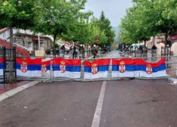 Deputetja britanike: Armët në Veri po kontrabandohen me autoambulanca, dërgohen nëpër kisha ortodokse