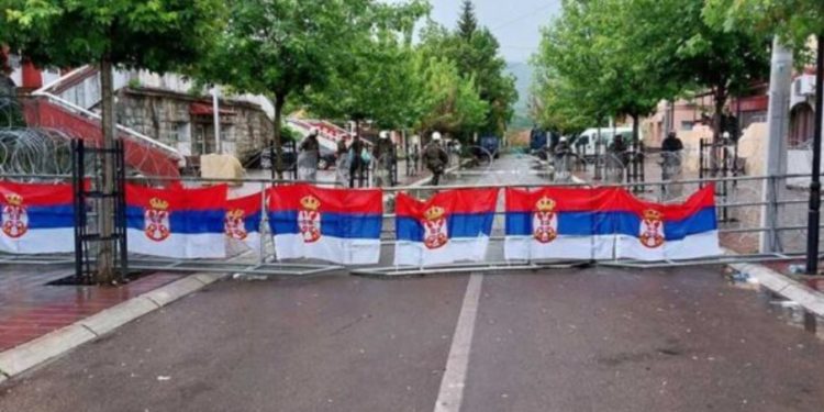 Deputetja britanike: Armët në Veri po kontrabandohen me autoambulanca, dërgohen nëpër kisha ortodokse