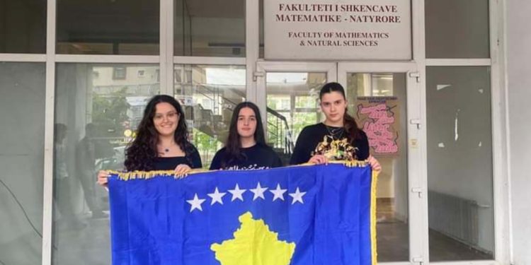 Kjo ​është nxënësja që do ta përfaqësojë Kosovën në Olimpiadën Botërore të fizikës në Japoni