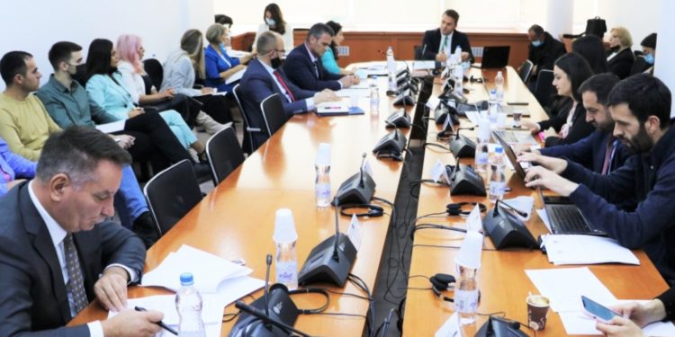“Mshele meçkën, shpifës, idiot”, përplasje e ashpër mes Pal Lekajt dhe Armend Mujës në Komision