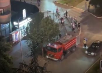 Përfshihet nga flakët një podrum i  banesës në Mitrovicë, pamje nga vendi i ngjarjes