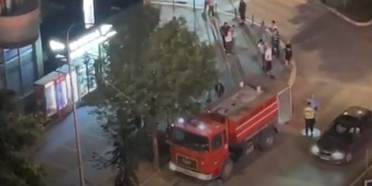 Përfshihet nga flakët një podrum i  banesës në Mitrovicë, pamje nga vendi i ngjarjes