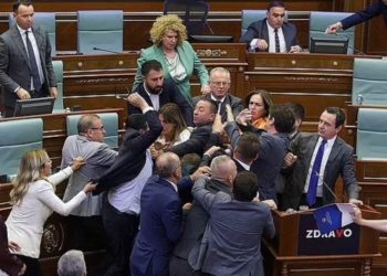 Vetëvendosje dhe PDK akuzojnë njëra-tjetrën për përleshjen në Kuvend