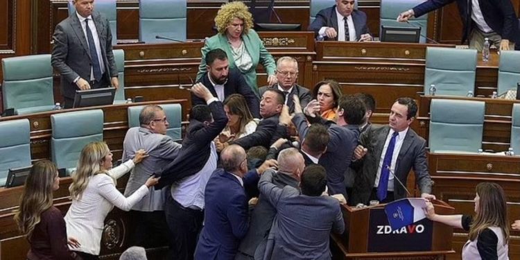 Vetëvendosje dhe PDK akuzojnë njëra-tjetrën për përleshjen në Kuvend