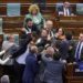 Vetëvendosje dhe PDK akuzojnë njëra-tjetrën për përleshjen në Kuvend