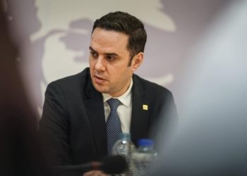 Abdixhiku i reagon ashpër Sveçlës: Mendësia e tillë meriton shkarkim