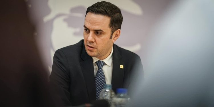 Abdixhiku i reagon ashpër Sveçlës: Mendësia e tillë meriton shkarkim