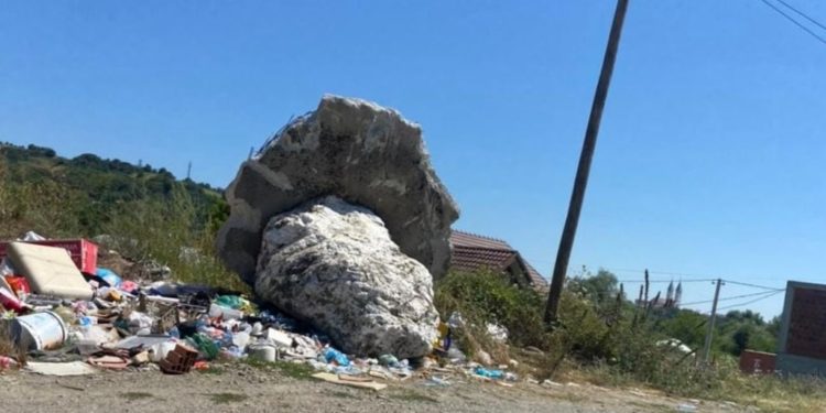 Përfundon në mbeturina guri përkujtimor për Nënën Pashkë