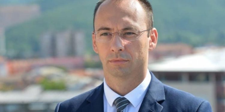 Simiq “kërcënon” me mospjesëmarrje në zgjedhjet e reja në veri të Kosovës