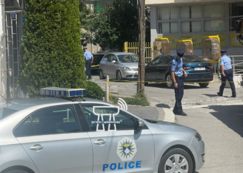 Lajmi i fundit: Në qendër të Mitrovicës: Një person therret me thikë në mes të ditës