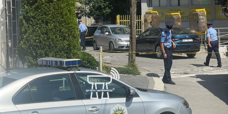 Lajmi i fundit: Në qendër të Mitrovicës: Një person therret me thikë në mes të ditës