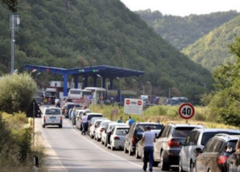 1 orë pritje për hyrje të Dheu i Bardhë, 1 orë e gjysmë për dalje nga Merdarja