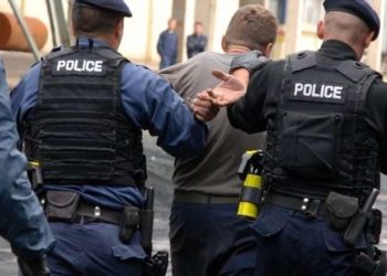 Në Mitrovicë disa të rinj me maska shihen afër një diskoteke, Policia gjen një armë tek një 22 vjeçar
