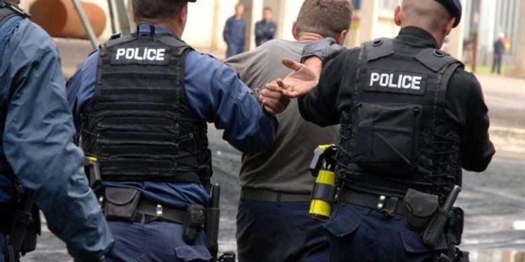 Në Mitrovicë disa të rinj me maska shihen afër një diskoteke, Policia gjen një armë tek një 22 vjeçar
