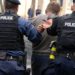 Në Mitrovicë disa të rinj me maska shihen afër një diskoteke, Policia gjen një armë tek një 22 vjeçar