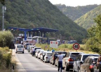 Deri në 1 orë e gjysmë pritje për dalje nga Merdarja