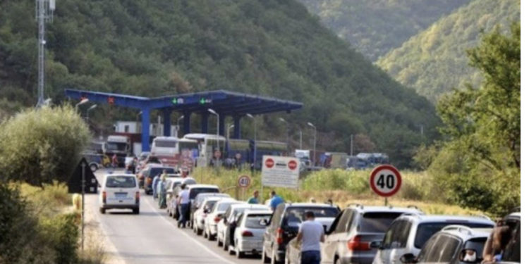 Deri në 1 orë e gjysmë pritje për dalje nga Merdarja