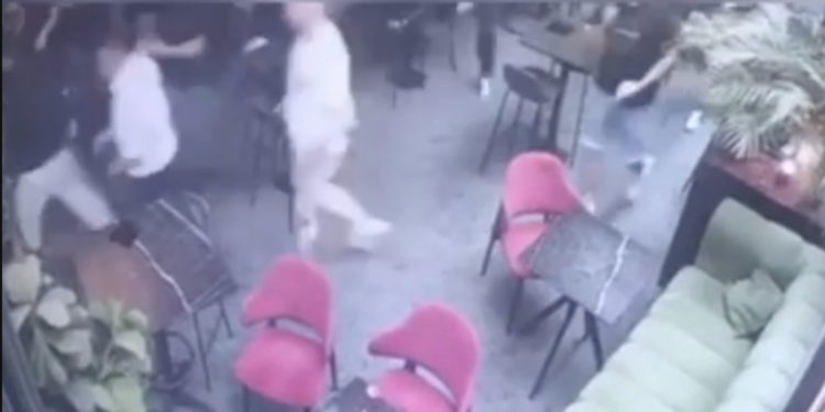 Publikohet momenti kur i dyshuari e ekzekuton viktimën në Klinë