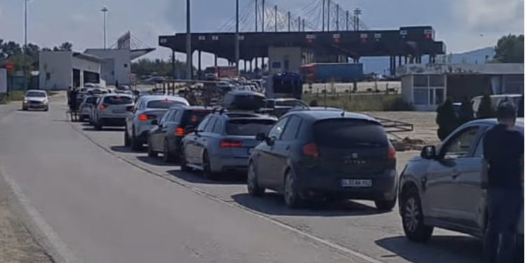 Mbi një orë pritjet në dalje të Merdares