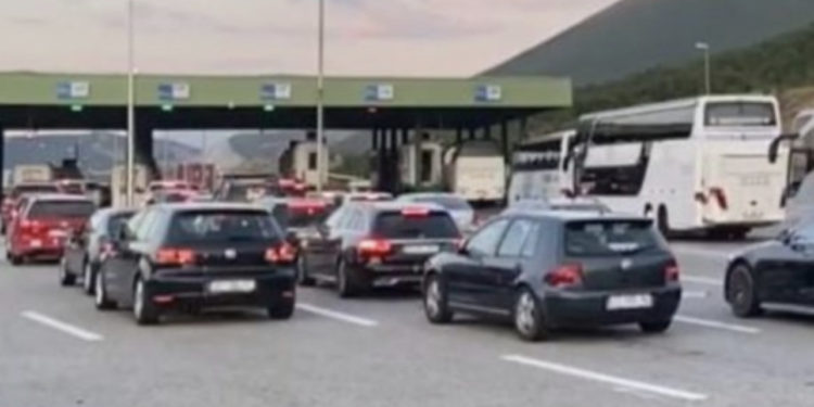 Gjatë fundjavës, 60 mijë pushues nga Kosova hynë në Shqipëri