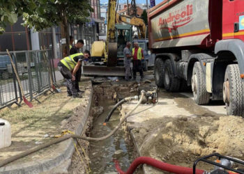 Skandaloze: Kompania që u kontraktua për punime dëmton gypin kryesor, lë gjysmën e Mitrovicës pa ujë