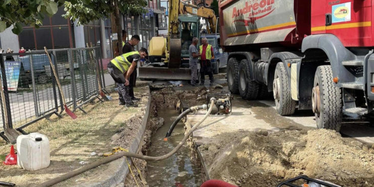 Skandaloze: Kompania që u kontraktua për punime dëmton gypin kryesor, lë gjysmën e Mitrovicës pa ujë