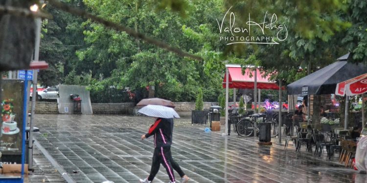 Parashikimi i motit për sot dhe ditët e ardhshme – bien temperaturat, shi e vranësira