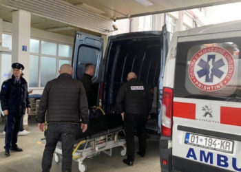 I mituri në Mitrovicë qëllon me armë aksidentalisht shokun, 15-vjeçari dërgohet në Emergjencë