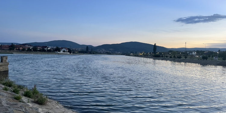 Ndryshon moti: Sot pritet të ketë reshje shiu e shkarkime rrufesh