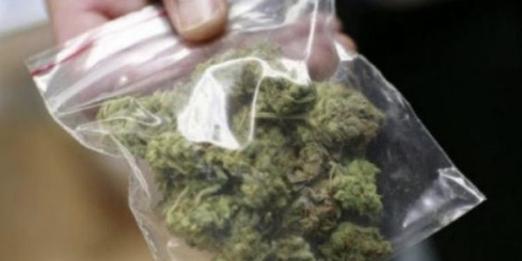 Policia e ndal për kontroll një taksi në Mitrovicë, pasagjerit 17-vjeçar ia gjejnë disa qese me marihuanë