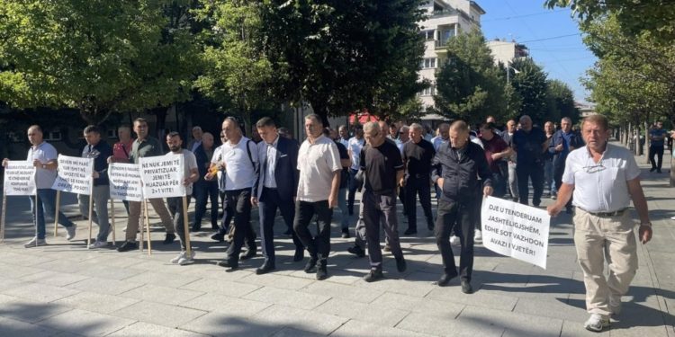 Protestojnë punëtorët e sigurimit fizik të KEK-ut, kërkojnë takim urgjent me Kurtin