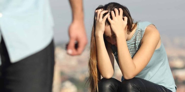 Gruaja në Mitrovicë denoncon burrin për dhunë në familje, vetë kërkon ndihmë në spital