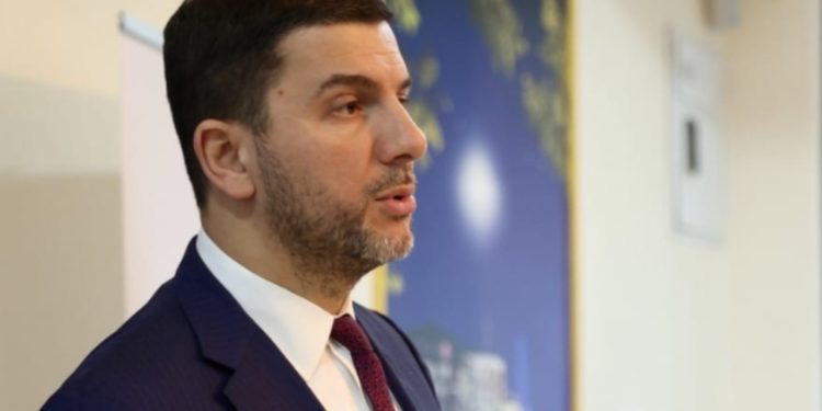 Krasniqi për vendimin e MASHT rreth librave: Skandali nuk po ia pret skandalin kësaj Qeverie