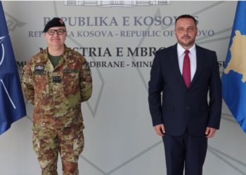 Maqedonci e komandati i KFOR-it bisedojnë për situatën e sigurisë në vend