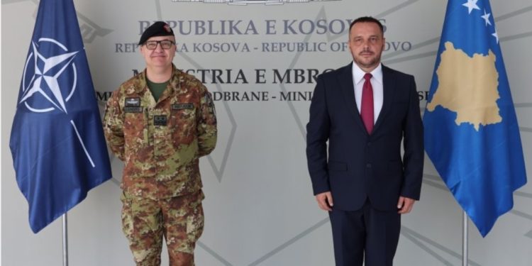 Maqedonci e komandati i KFOR-it bisedojnë për situatën e sigurisë në vend