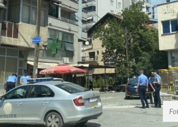 Policia ‘e lidh’ të dyshuarin që theri me thikë 47-vjeçarin në Mitrovicë, dërgohet në mbajtje