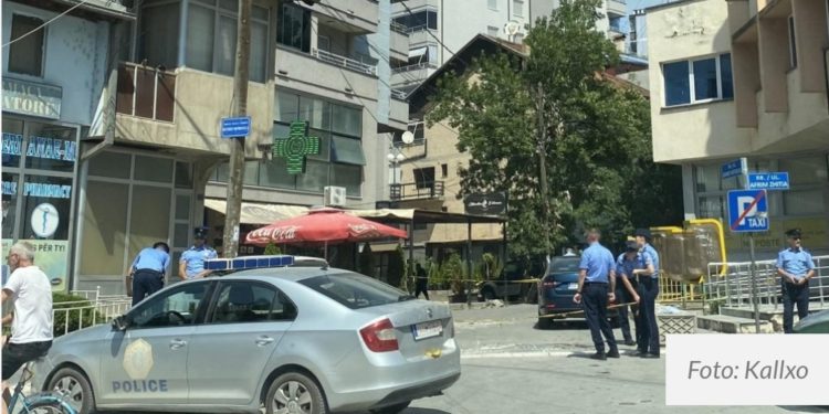Policia ‘e lidh’ të dyshuarin që theri me thikë 47-vjeçarin në Mitrovicë, dërgohet në mbajtje